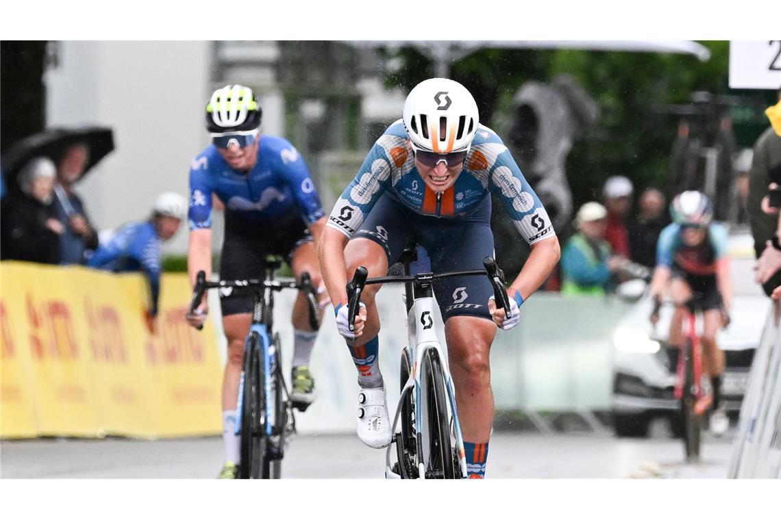 Franziska Koch vom Team DSM Firmenich PostNL Woman hat den deutschen Meistertitel im Straßenradrennen gewonnen. Links die Zweitplatzierte Liane Lippert vom Team Movistar Team Woman.