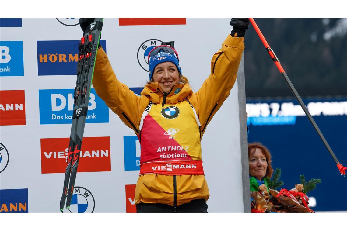 Franziska Preuß feiert auf dem Podium ihren dritten Platz.