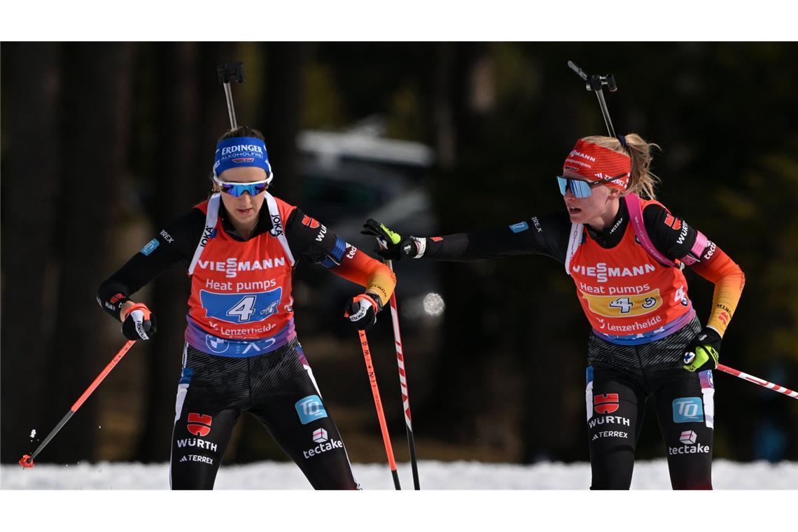 Franziska Preuß (links)  und Julia Tannheimer beim letzten Wechsel. Am Ende landete das deutsche Team auf Rang fünf.