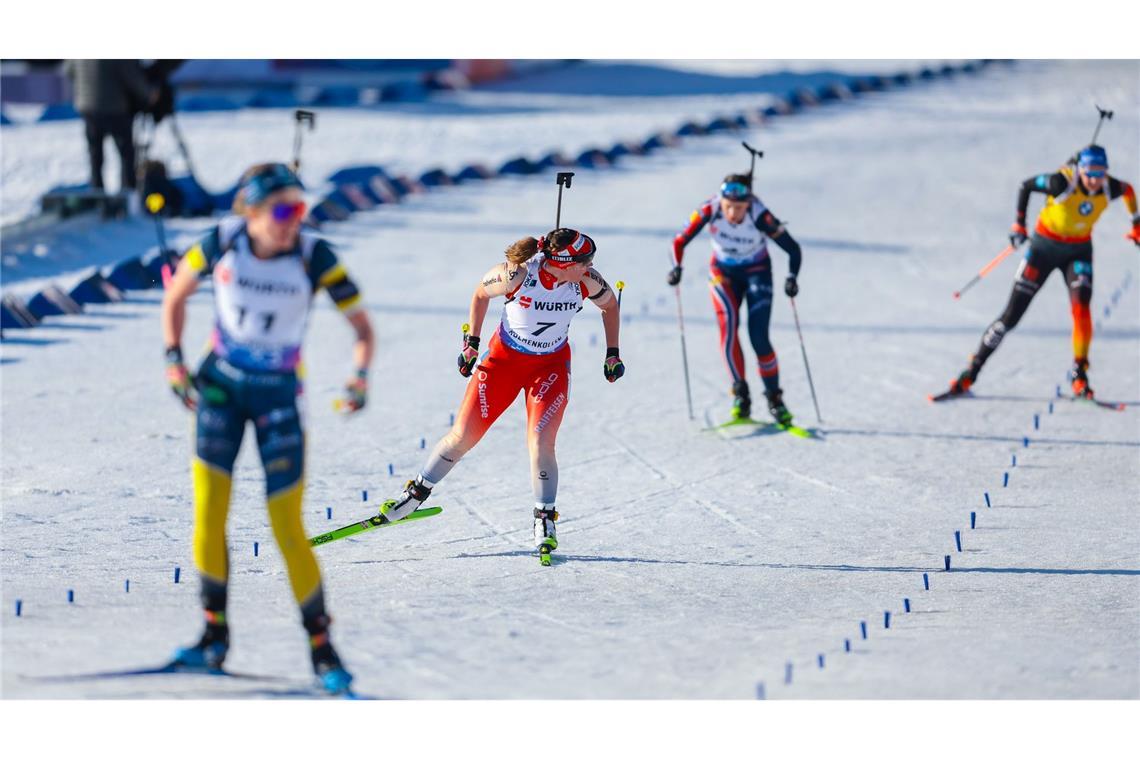 Franziska Preuß (r) hat im Zielsprint das Nachsehen und wird Fünfte.