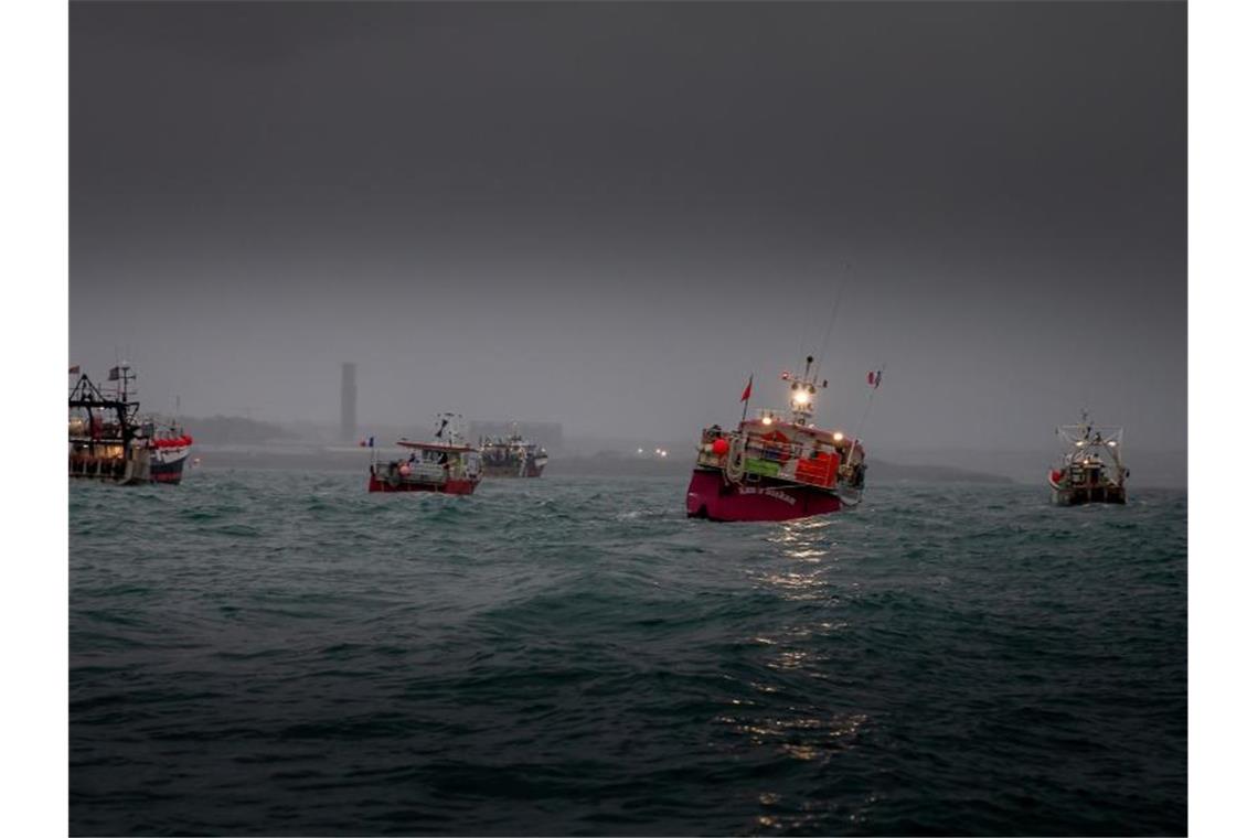 Fischereistreit zwischen London und Paris eskaliert Französische Fischereifahrzeuge protestieren vor dem Hafen von St. Helier im Streit um Fischereirechte nach dem Brexit. Foto: Gary Grimshaw/Bailiwick Express/PA Media/dpa