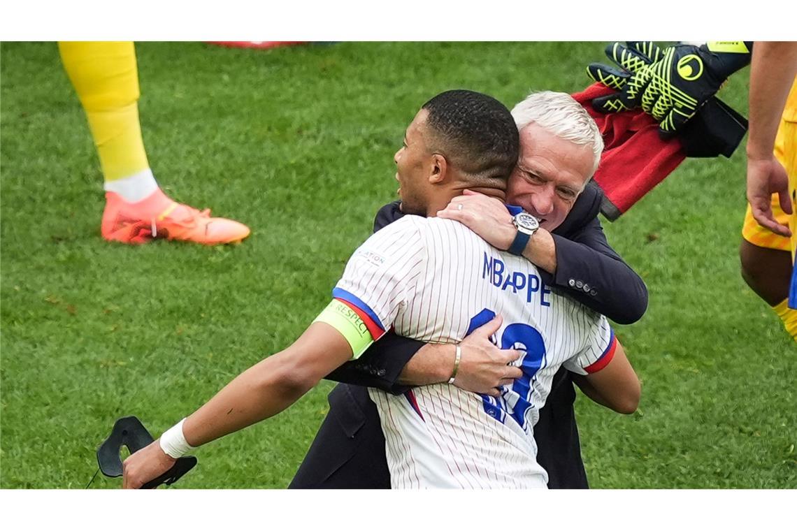 Französische Freude: Frankreichs Trainer Didier Deschamps (r) umarmt Kylian Mbappé nach dem Sieg. Frankreich hat Belgien mit 1:0 im Achtelfinale der Fußball-Europameisterschaft bezwungen.