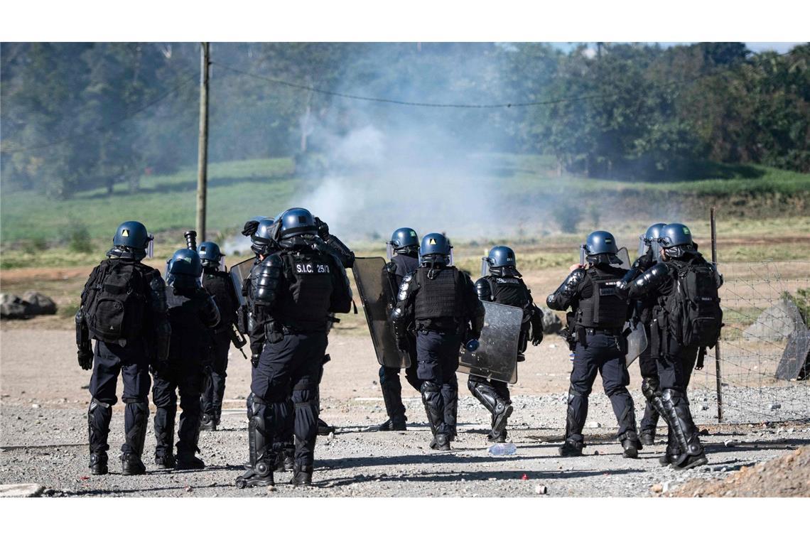 Französische Gendarmen setzen Tränengas bei einem Zusammenstoß mit Unabhängigkeitsbefürwortern in Dumbéa, Neukaledonien, ein.