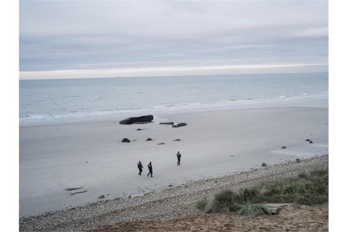 Johnson ärgert Paris mit Brief zu Migrationskrise Französische Polizisten patrouillieren am Strand auf der Suche nach Migranten. Foto: Louis Witter/AP/dpa