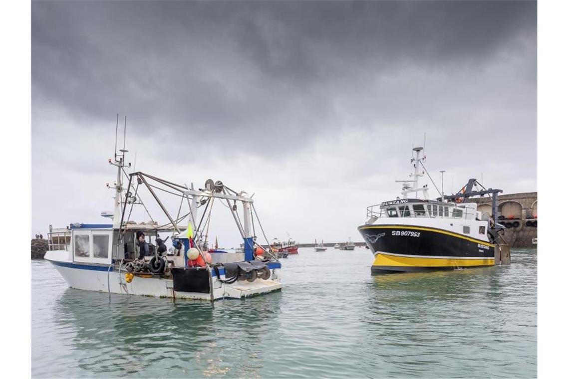 Wegen Fischerei: Kriegsschiffe vor Kanalinsel Jersey Französischen Fischerboote blockieren den Hafen, so dass Fischerboote aus Jersey nicht auslaufen können. Nach dem Ausscheiden der Briten aus der EU ist es zu einem Streit über Gesamtfangmengen und deren Aufteilung gekommen. Foto: Gary Grimshaw/Balliwick Express/AP/dpa