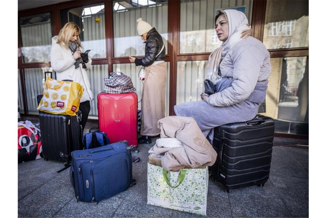 Frauen aus der Ukraine warten am Bahnhof von Przemysl in Polen auf ihren Weitertransport. Foto: Michael Kappeler/dpa
