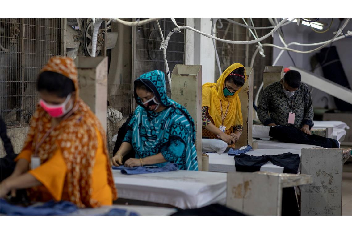 Frauen in Bangladesch arbeiten in einer Textilfabrik. (Foto Archiv)