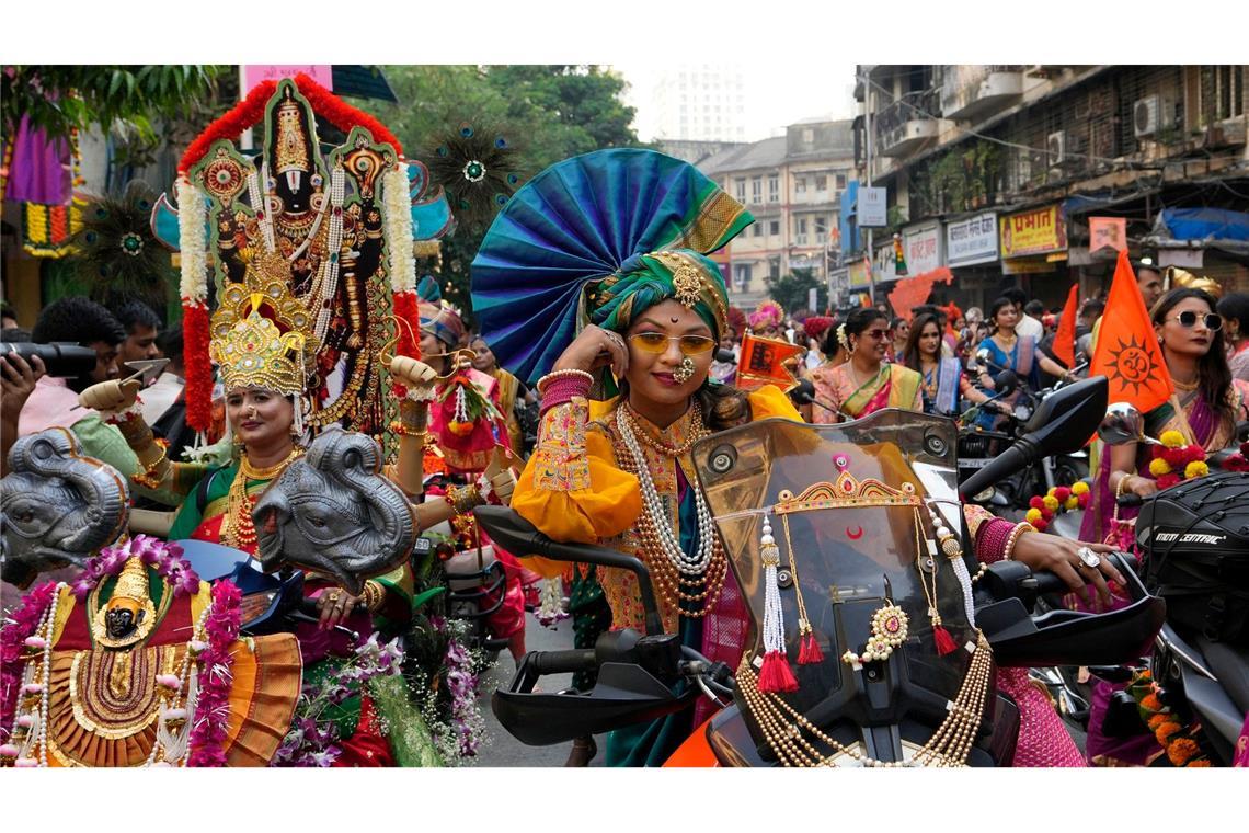 Frauen in traditioneller Kleidung nehmen an einer Prozession anlässlich des Gudi Padwa in Mumbai teil.