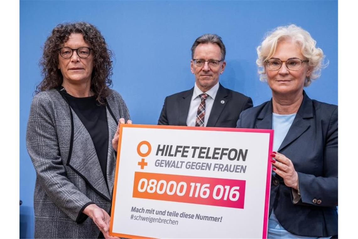 Beziehungsgewalt: Jeden dritten Tag wird eine Frau getötet Frauen- und Familienministerin Christine Lambrecht (r.) Petra Söchting, Leiterin des Hilfetelefons "Gewalt gegen Frauen", und BK-Präsident Holger Münch bei der Vorstellung der Studie. Foto: Michael Kappeler/dpa