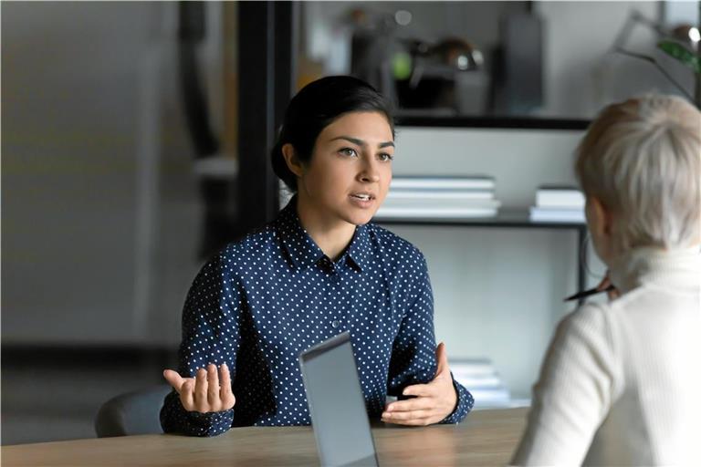 Frauen werden von der Kontaktstelle in Berufsfragen kostenlos beraten. Symbolfoto: stock.adobe.com/fizkes