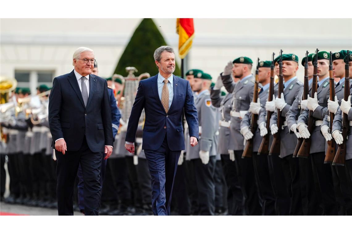 Frederik X. wurde von Bundespräsident Frank-Walter Steinmeier an dessen Amtssitz Schloss Bellevue in Berlin mit militärischen Ehren begrüßt.