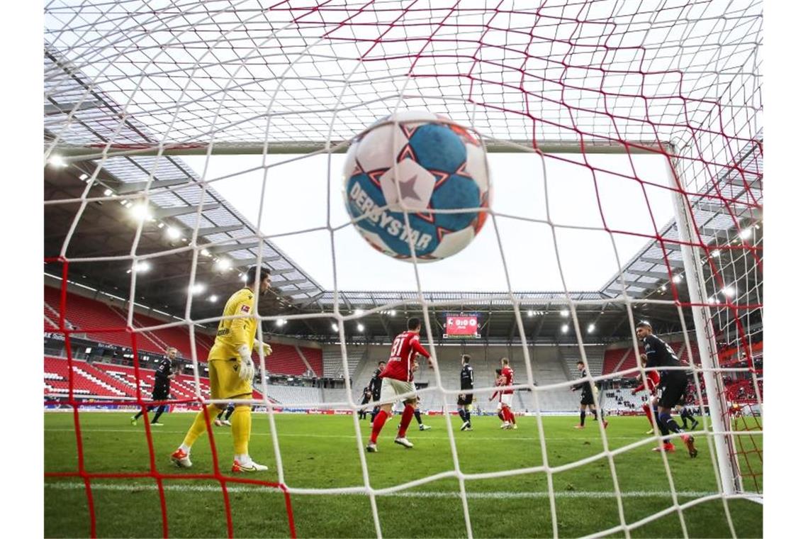 Nicht Champions-League-reif: Freiburg patzt Freiburgs Ersatztorhüter Benjamin Uphoff musste zweimal hinter sich greifen. Foto: Tom Weller/dpa
