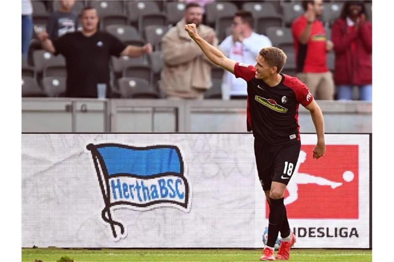 Freiburgs Nils Petersen jubelt über seinen Treffer zum 1:2 Endstand. Foto: Soeren Stache/dpa-Zentralbild/dpa/Archivbild