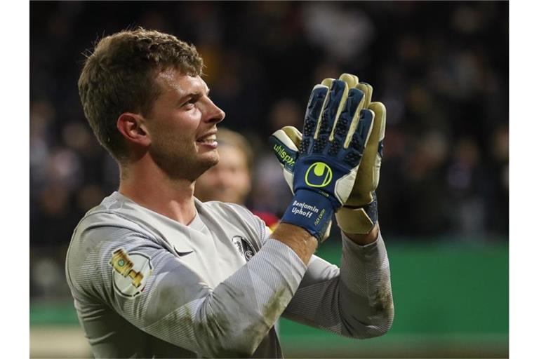 Freiburgs Torwart Benjamin Uphoff feiert den gehaltenen Elfmeter gegen VfL Osnabrück. Foto: Friso Gentsch/dpa