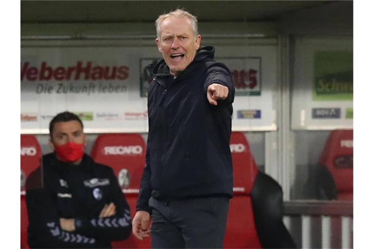 Freiburgs Trainer Christian Streich gestikuliert am Spielfeldrand. Foto: Tom Weller/dpa