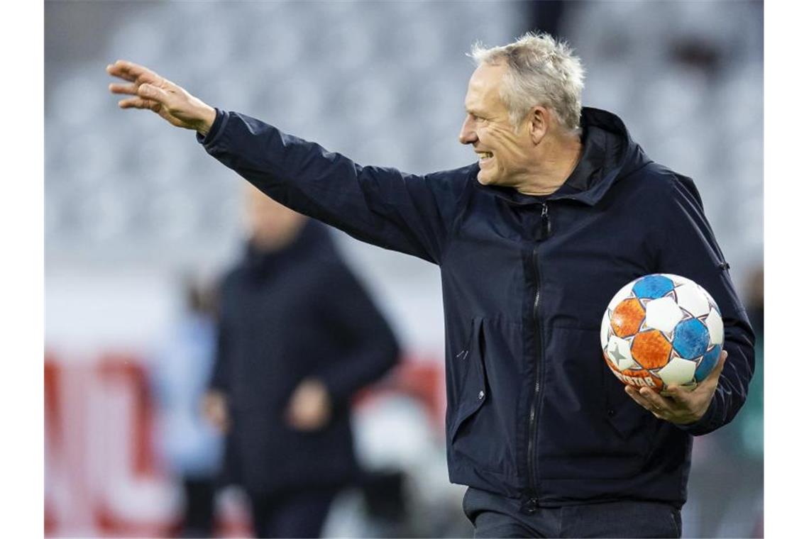 Freiburgs Trainer Christian Streich gestikuliert an der Seitenlinie mit einem Ball in der Hand. Foto: Tom Weller/dpa