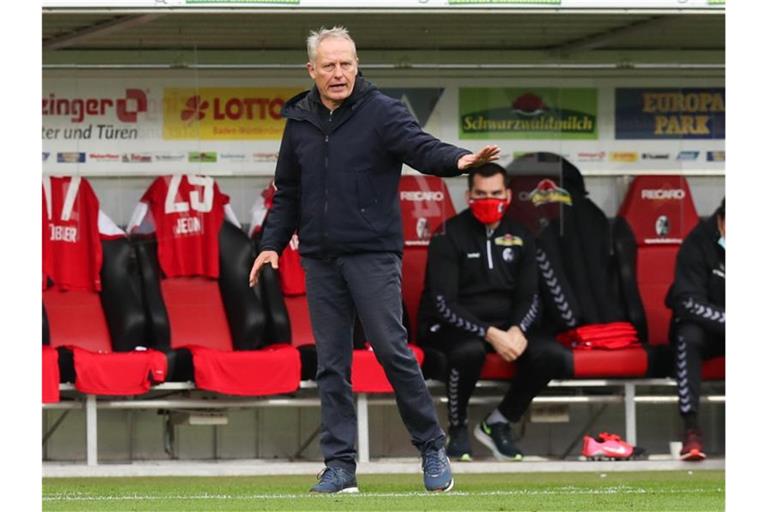 Freiburgs Trainer Christian Streich gestikuliert. Foto: Tom Weller/dpa