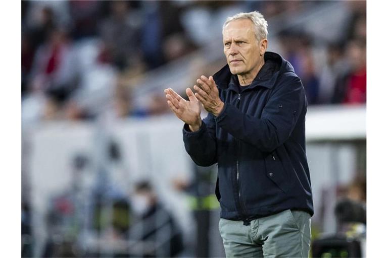 Freiburgs Trainer Christian Streich gestikuliert. Foto: Tom Weller/dpa/Archivbild