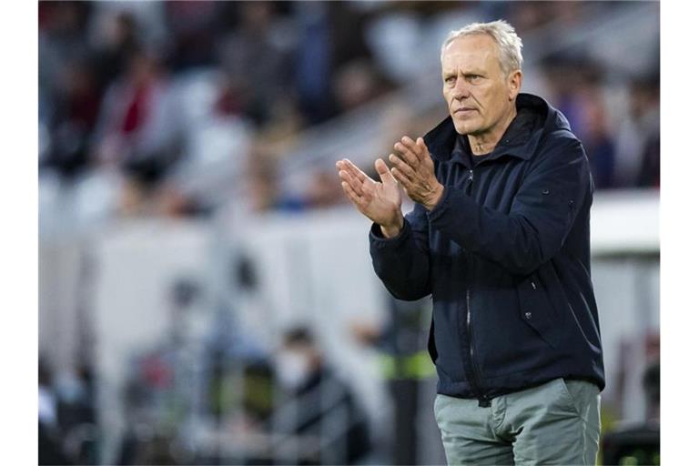 Freiburgs Trainer Christian Streich gestikuliert. Foto: Tom Weller/dpa/Archivbild