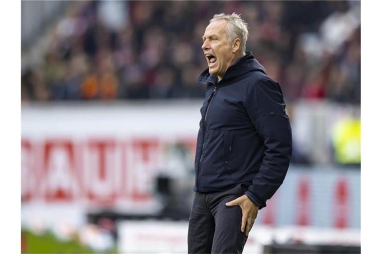 Freiburgs Trainer Christian Streich gestikuliert. Foto: Tom Weller/dpa/Archivbild