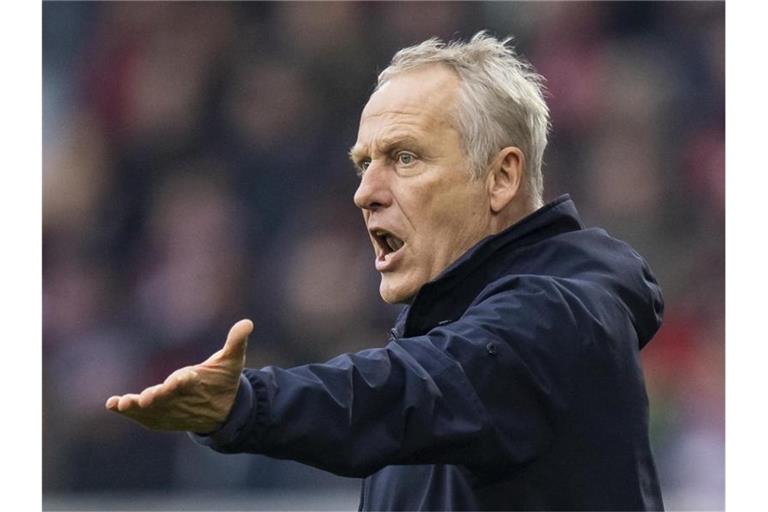 Freiburgs Trainer Christian Streich gestikuliert. Foto: Tom Weller/dpa/Archivbild