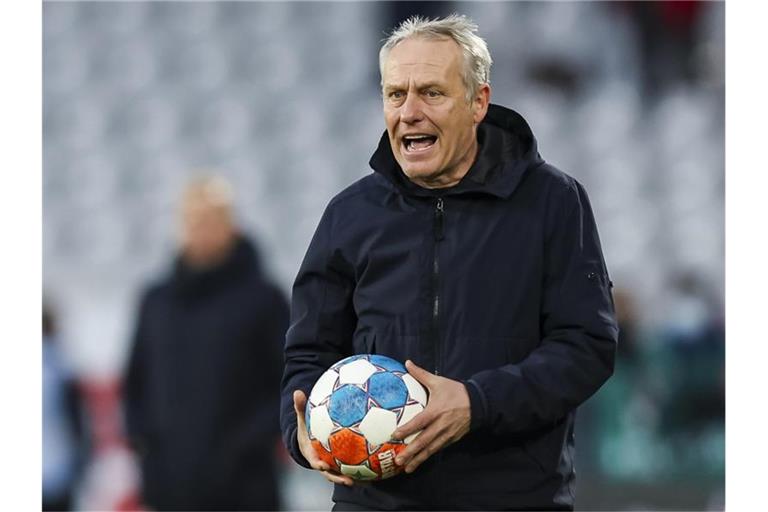 Freiburgs Trainer Christian Streich gestikuliert. Foto: Tom Weller/dpa