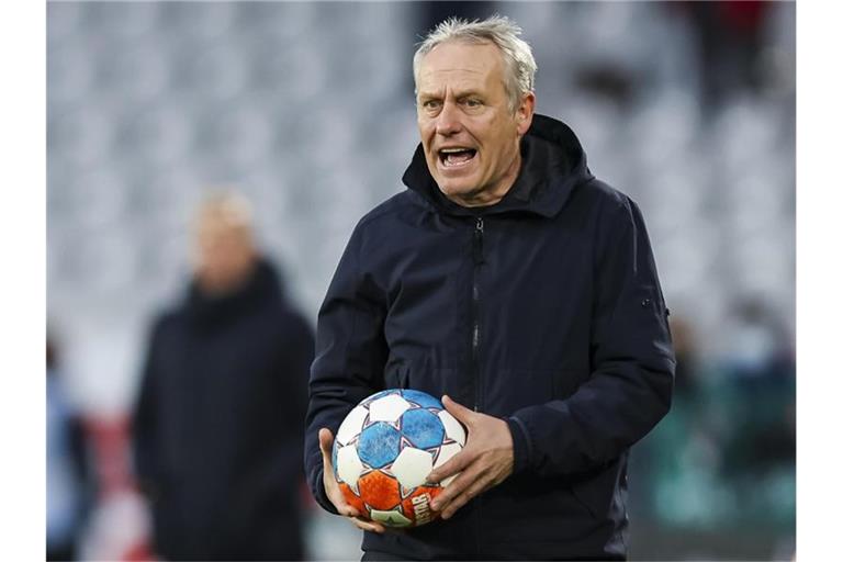 Freiburgs Trainer Christian Streich gestikuliert. Foto: Tom Weller/dpa/Archivbild