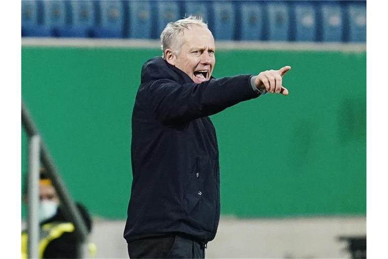 Freiburgs Trainer Christian Streich gestikuliert. Foto: Uwe Anspach/dpa/Archivbild