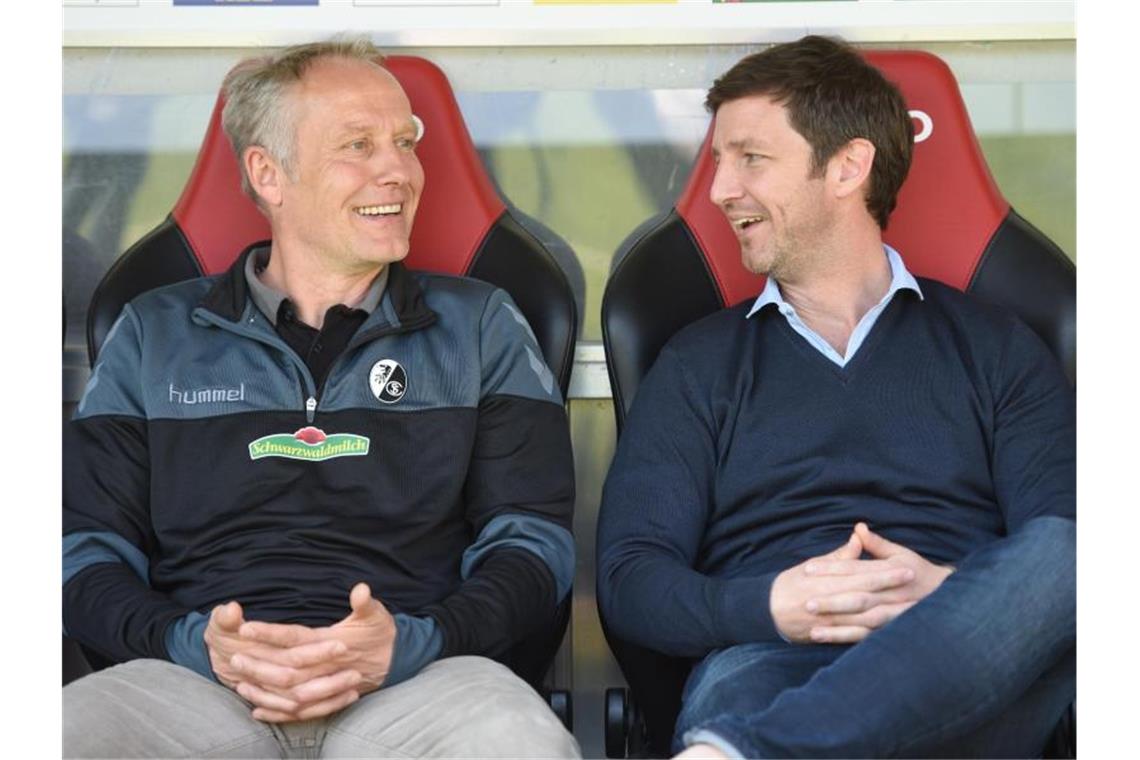 Zehn Jahre Streich? Freiburg-Coach verspürt „totale Freude“ Freiburgs Trainer Christian Streich (l) und Sportvorstand Jochen Saier. Foto: picture alliance/Patrick Seeger/dpa/Archivbild