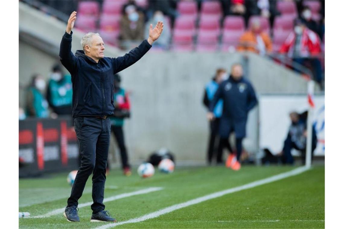 Freiburgs Trainer Christian Streich reagiert an der Seitenlinie. Foto: Rolf Vennenbernd/dpa/Archivbild