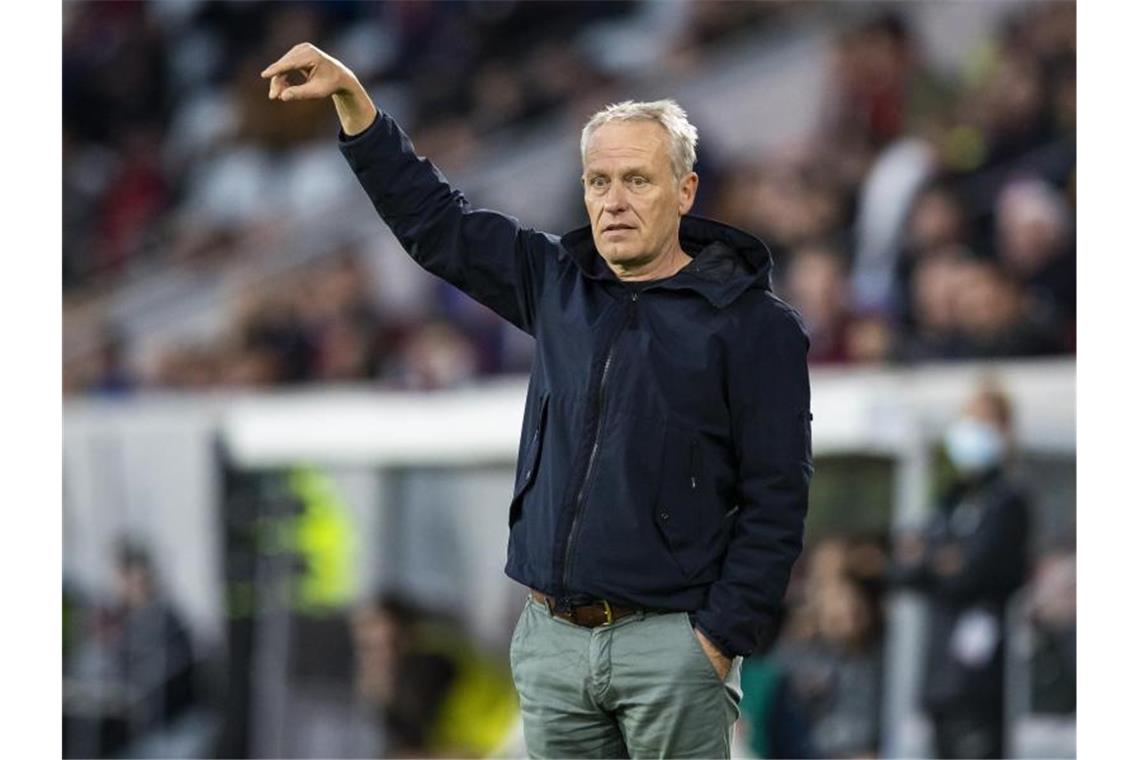 Freiburgs Trainer Christian Streich steht an der Seitenlinie. Foto: Tom Weller/dpa/Archivbild