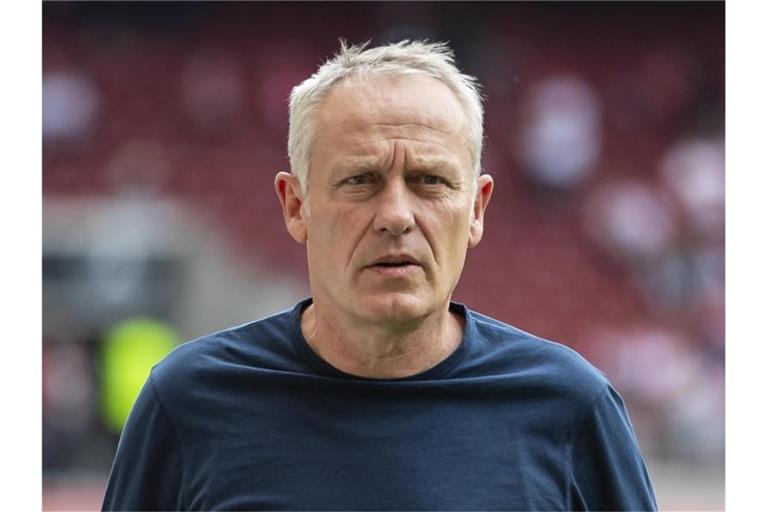 Freiburgs Trainer Christian Streich steht vor dem Spiel im Stadion. Foto: Tom Weller/dpa