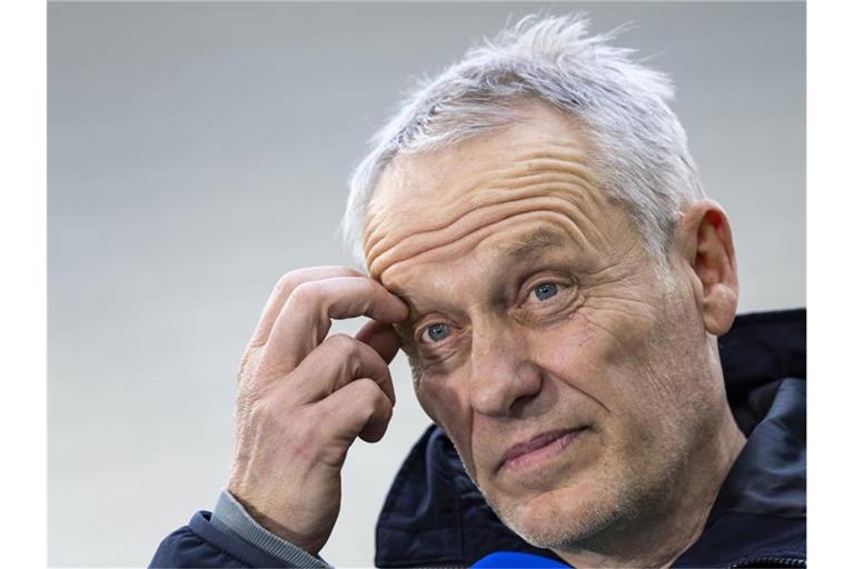 Freiburgs Trainer Christian Streich steht vor dem Spiel im Stadion. Foto: Tom Weller/dpa