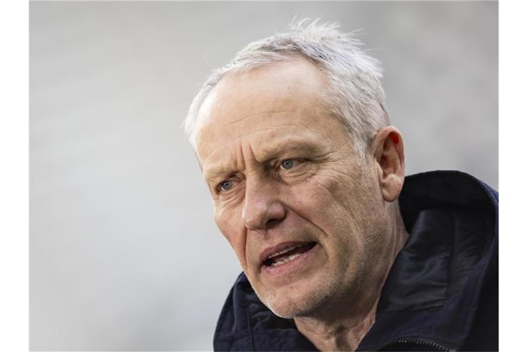 Freiburgs Trainer Christian Streich steht vor dem Spiel im Stadion. Foto: Tom Weller/dpa