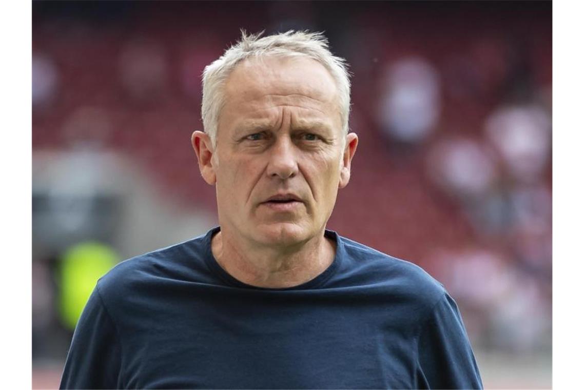 Freiburgs Trainer Christian Streich steht vor einem Spiel im Stadion. Foto: Tom Weller/dpa