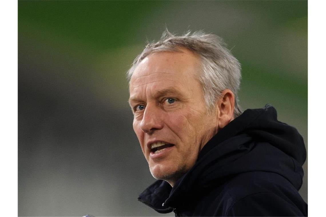 SC Freiburg will mit Streich auch in Bremen punkten Freiburgs Trainer Christian Streich steht vor Spielbeginn im Stadion. Foto: Swen Pförtner/dpa/Archivbild
