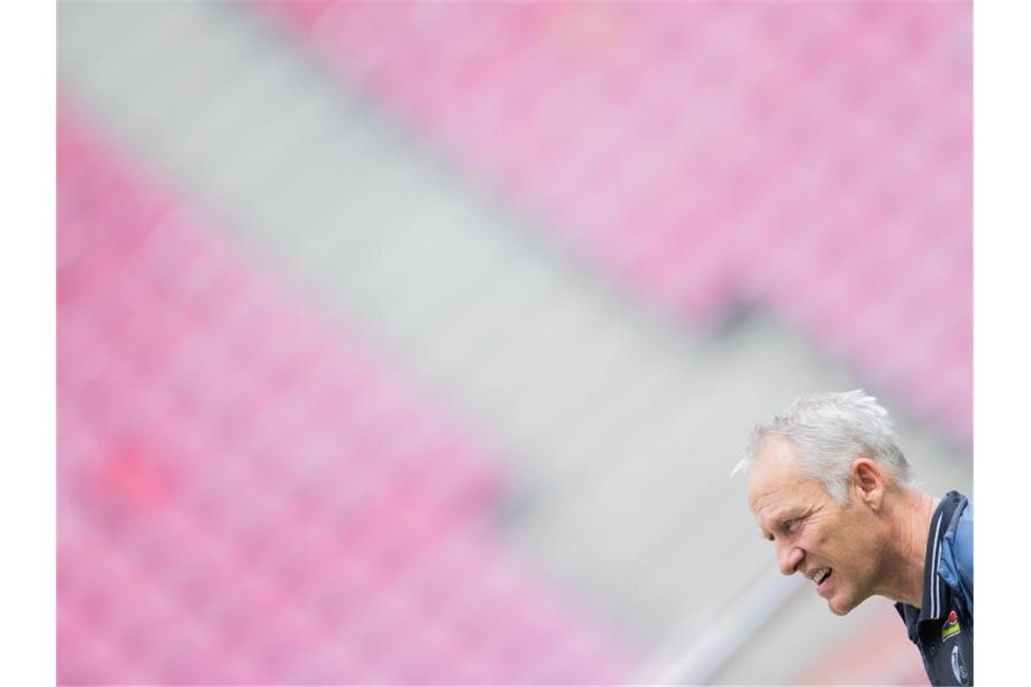 Kwon und Torwart Müller verlassen den SC Freiburg Freiburgs Trainer Christian Streich vor einem Spiel. Foto: Rolf Vennenbernd/dpa