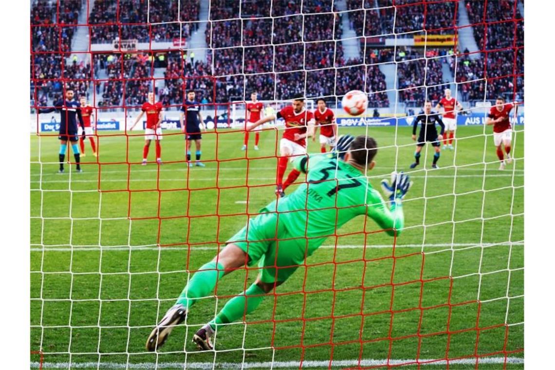 Hertha verliert beim Debüt von fünftem Torwart in Freiburg Freiburgs Vincenzo Grifo trifft per Elfmeter zum 1:0 gegen Herthas Torhüter Marcel Lotka. Foto: Philipp von Ditfurth/dpa