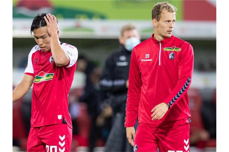 Freiburgs Woo-yeong Jeong (l) und Carlo Boukhalfa nach einem Spiel. Foto: Tom Weller/dpa/Archivbild