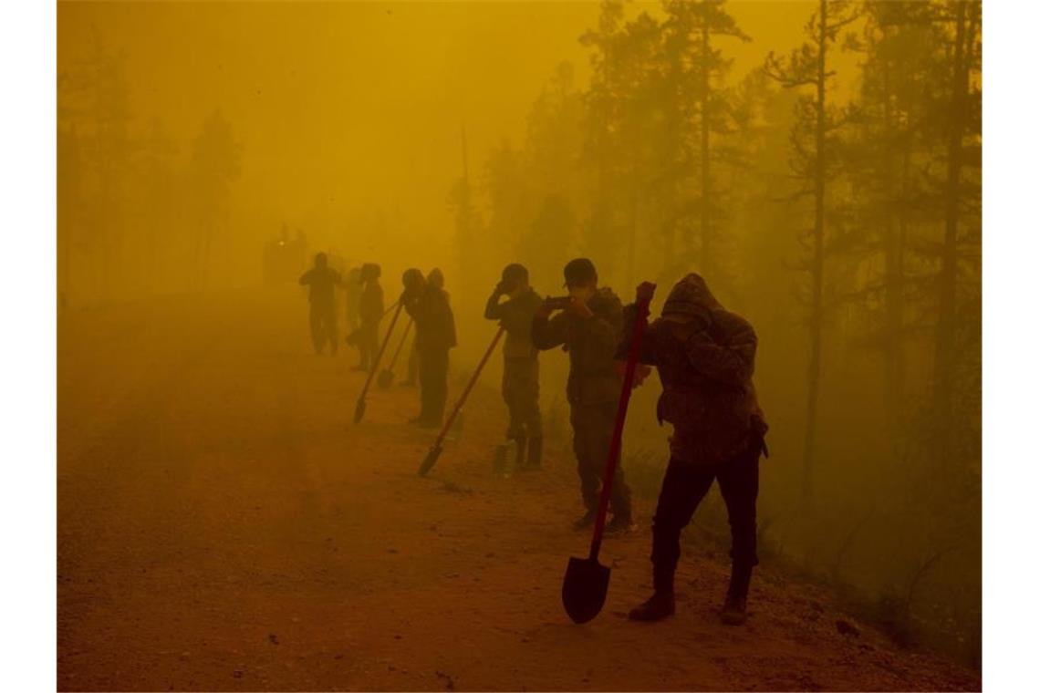 Klimaexpertin: Waldbrände in Russland „sehr beunruhigend“ Freiwillige Helfer machen am Ort eines Waldbrands im Gebiet Gorny Ulus westlich von Jakutsk eine Pause. Foto: Ivan Nikiforov/AP/dpa