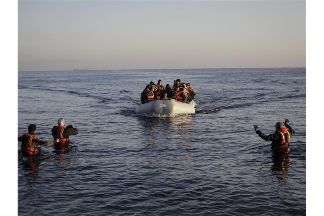 Berichte: Migranten in der Türkei reisen Richtung EU-Grenzen Freiwillige Helfer nehmen auf der griechischen Lesbos ein kaum seetüchtiges Gummiboot mit Flüchtlingen aus der Türkei in Empfang. Foto: picture alliance/Socrates Baltagiannis/dpa/dpa