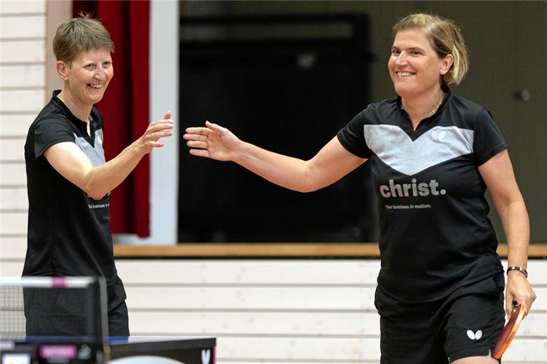 Freude über den Auftaktsieg bei Jutta Ernst (links) und Andrea Winter. Foto: Alexander Becher