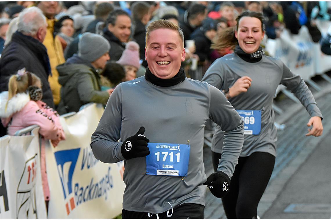 Freudige Finisher beim BKZ-Lauf. Silvesterlauf 2024 in Backnang. SP