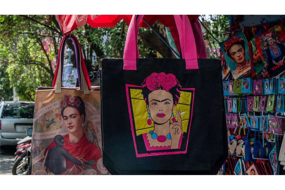 Frida Kahlos ist eine populäre Malerin. Ihr Bildnis ziert Souvenirs aller Art.