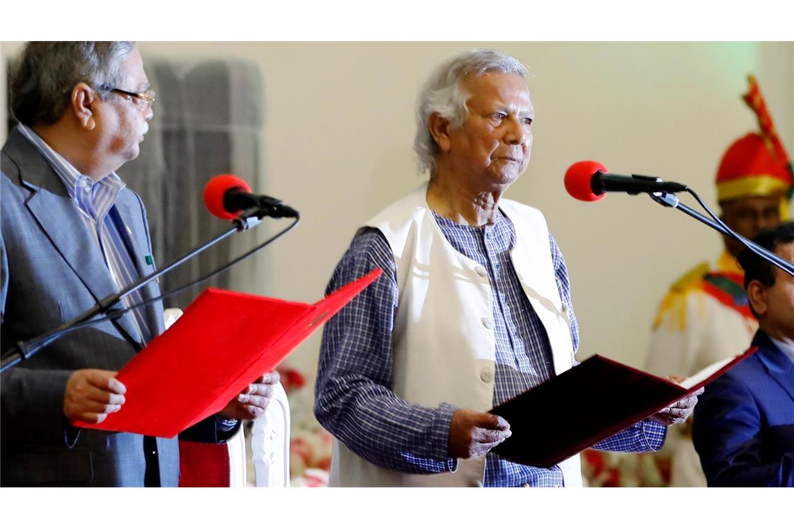 Friedensnobelpreisträger Muhammad Yunus (r) legt seinen Amtseid als Chef der Übergangsregierung von Bangladesch ab. (Foto Archiv)