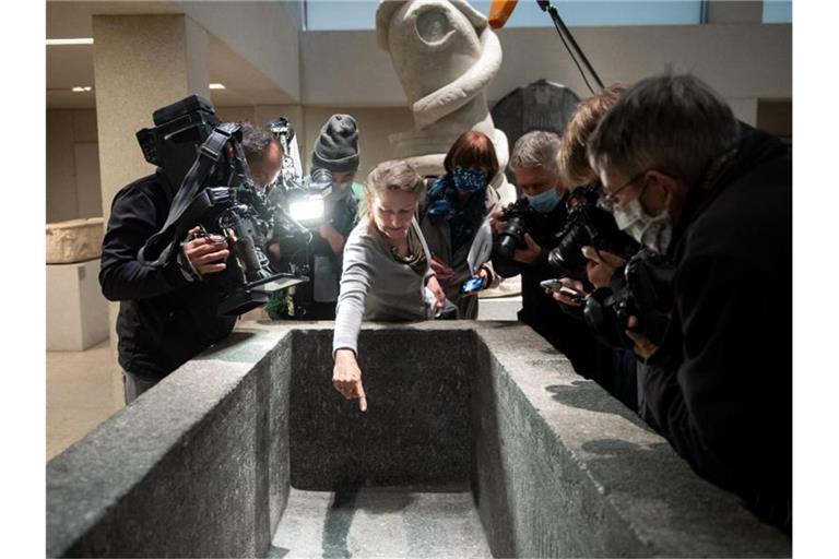 Friederike Seyfried, Direktorin des Ägyptischen Museums, zeigt Medienvertretern Spuren der Sachbeschädigungen im Neuen Museum. Foto: Bernd von Jutrczenka/dpa