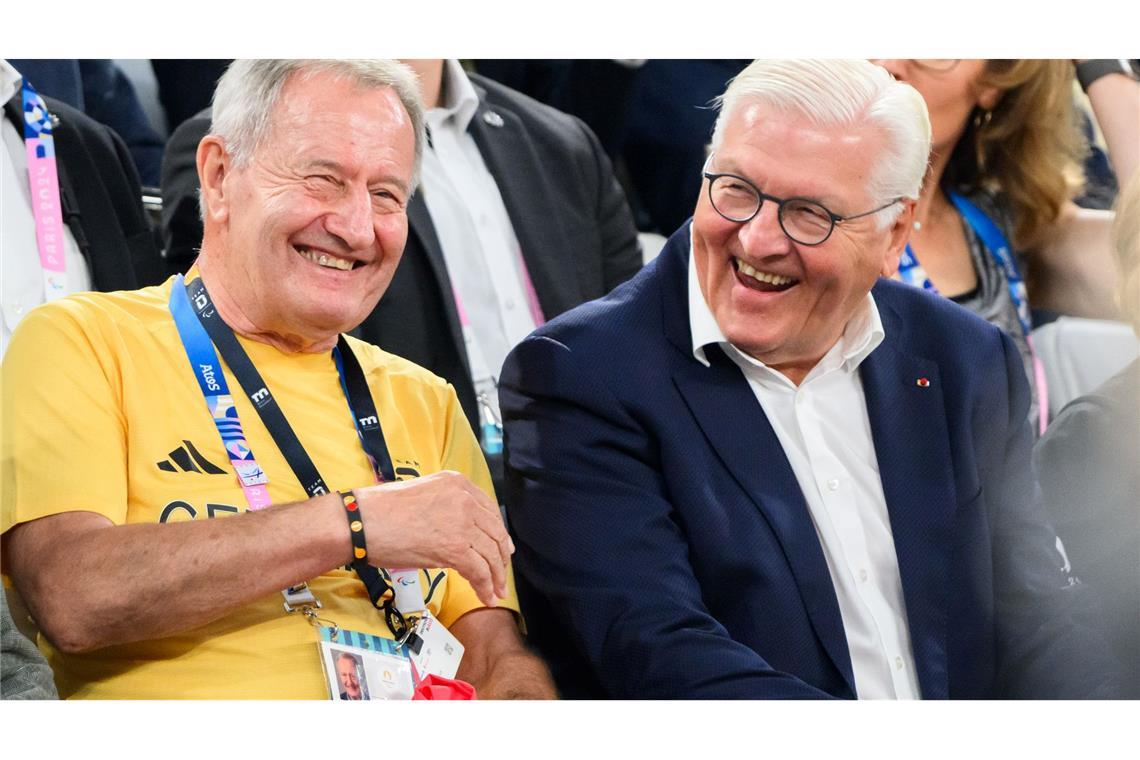 Friedhelm Julius Beucher (l), Präsident Deutscher Behindertensportverband DBS, und Bundespräsident Frank-Walter Steinmeier sahen sich die Auftakt-Niederlage der deutschen Rollstuhlbasketballer an.