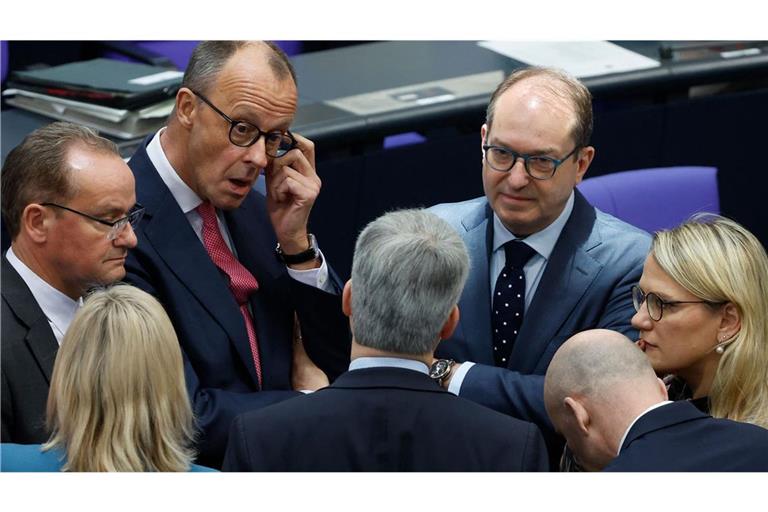 Friedrich Merz (3. v. l.) unterhält sich mit dem Vorsitzenden der CSU-Landesgruppe im Bundestag, Alexander Dobrindt (3. v. r.) während der Unterbrechung.