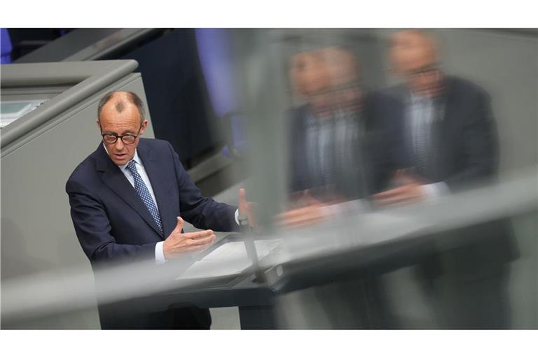 Friedrich Merz, CDU/CSU Fraktionsvorsitzender und CDU Bundesvorsitzender, spricht im Deutschen Bundestag. In dieser und einer noch folgenden Sondersitzung des alten Bundestages sollen nach dem Willen von Union und SPD ein milliardenschweres Sondervermögen und eine Reform der im Grundgesetz verankerten Schuldenbremse beschlossen werden.