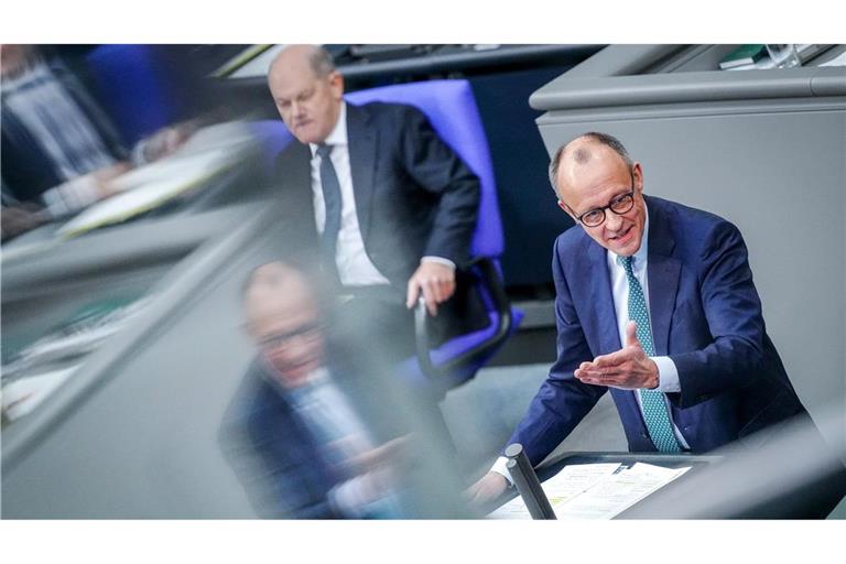 Friedrich Merz (r), Unions-Kanzlerkandidat und CDU-Bundesvorsitzender, spricht im Bundestag in der Generaldebatte "zur Situation in Deutschland" neben Bundeskanzler Olaf Scholz (SPD).